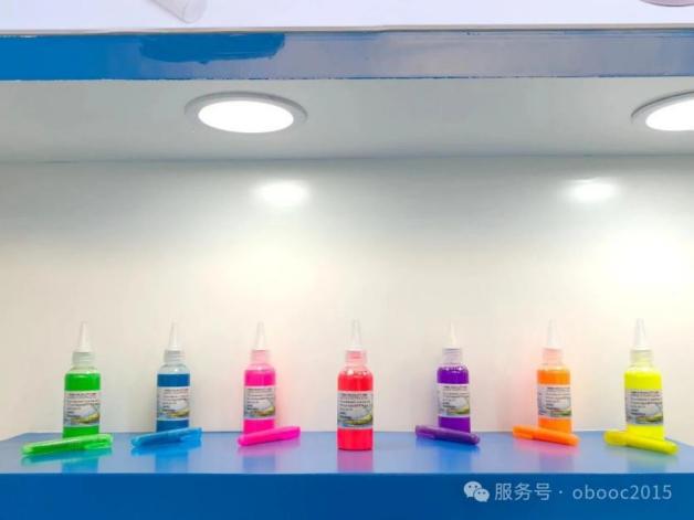 אַאָבאָזי מאַרקער טינט פּראָדוצירט העלע, קלאָרע מאַרקס וואָס טריקענען שנעל און זענען קעגנשטעליק צו פאַרשוואַכן.