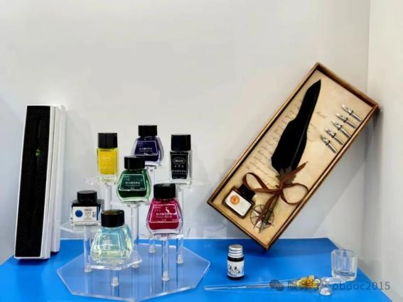 די אַאָבאָזי נישט-קאַרבאָן פאָנטאַן פעדער טינט האט אַ פיינע טעקסטור וואָס פאַרשטאָפּט זיך נישט, און גיט אַ גלאַט און פליסיק שרייבן